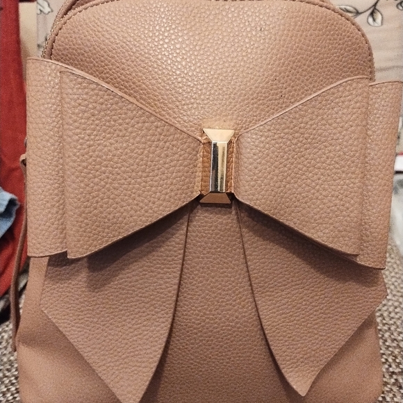 Crossi women's tan bow mini back pack w/ adjustable straps and interior pockets - Picture 3 of 12